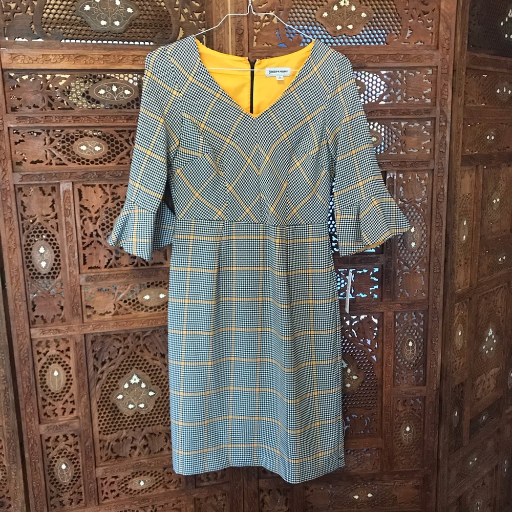 Bell sleeve fitted dress